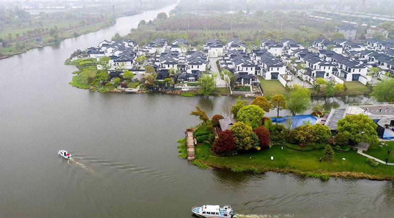 水韻湖城太清沿岸長(zhǎng)興縣楊家浦國(guó)控?cái)嘌桓?></a>
		<figcaption>
<h4>水韻湖城太清沿岸長(zhǎng)興縣楊家浦國(guó)控?cái)嘌桓?/h4>
<em>河道生修復(fù)工程</em>
<p>本工程位于洪橋鎮(zhèn)，本次生態(tài)修復(fù)范圍為北橫港及其叉港，東段為楊家浦閘至圖影扶欄橋段，西段為楊家浦港至陽(yáng)墩漾，主河道總長(zhǎng)7.36km，叉港總長(zhǎng)8.15km。所需松木樁規(guī)格為3米小頭11-12CM型號(hào)，所用數(shù)量為:10萬(wàn)根左右。松木樁在生態(tài)修復(fù)中可以發(fā)揮重要作用。它可以幫助改善水土流失，保護(hù)水體，減少污染物向水體的遷移，促進(jìn)水體環(huán)境的恢復(fù)。</p>
</figcaption>
		</figure>
			    <figure class=