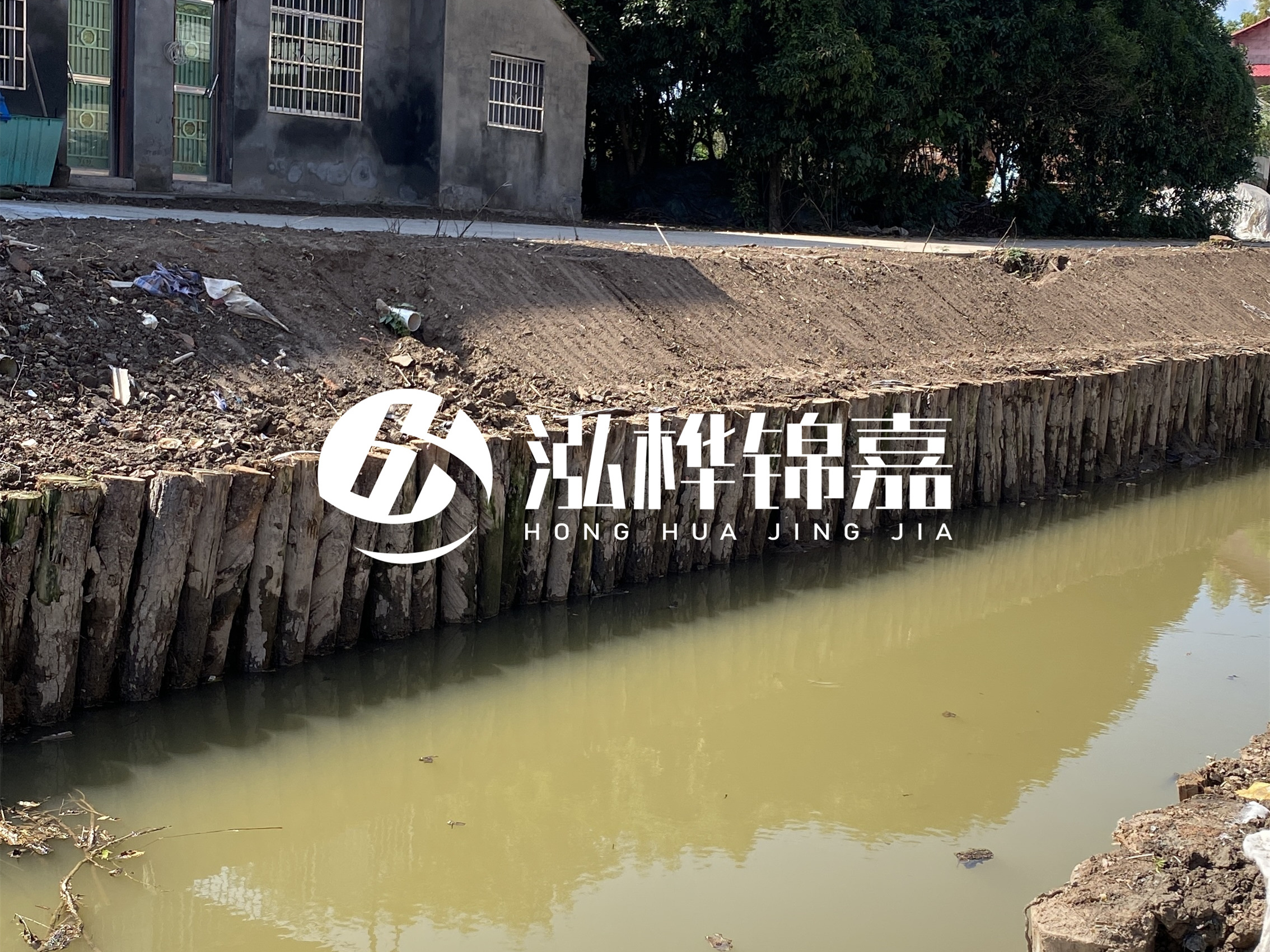 松木樁批發(fā)廠家泓樺錦嘉-圍堰松木樁間距多少能保證穩(wěn)定性？