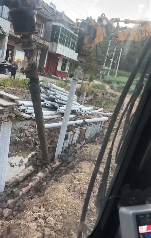 水泥仿木樁廠家泓樺錦嘉-水泥樁打樁是否需要預(yù)鉆孔？